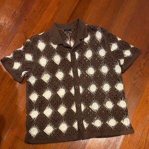 Brown Knit Short-Sleeve Button-Down Shirt with Cream Sunburst Pattern